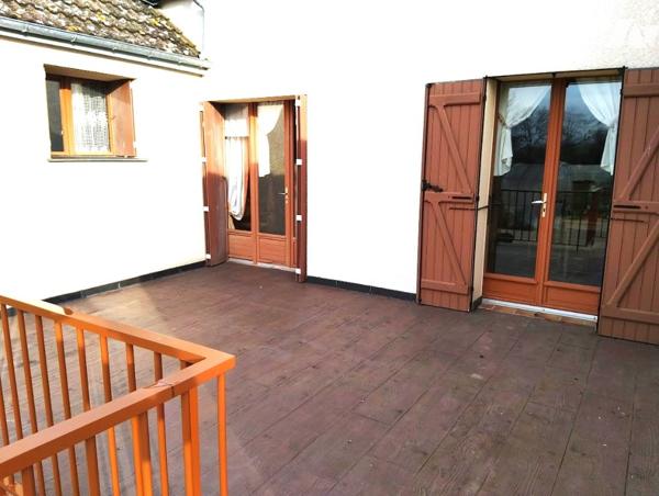 Un ensemble immobilier composé d'une maison d'habitation et d'un local commercial