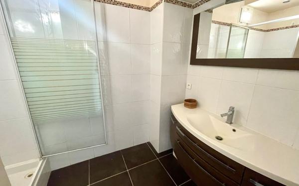 Appartement à vendre    2 pièces • 46 m2 Marseille 4