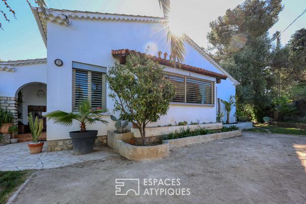 Maison contemporain de plain pied dans une bulle de verdure