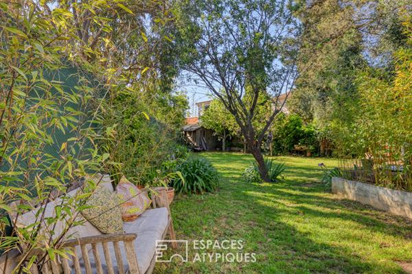 Maison contemporain de plain pied dans une bulle de verdure