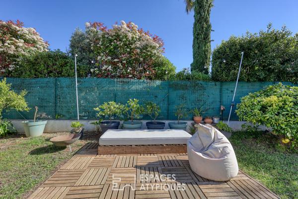 Maison contemporain de plain pied dans une bulle de verdure