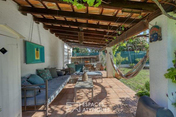 Maison contemporain de plain pied dans une bulle de verdure