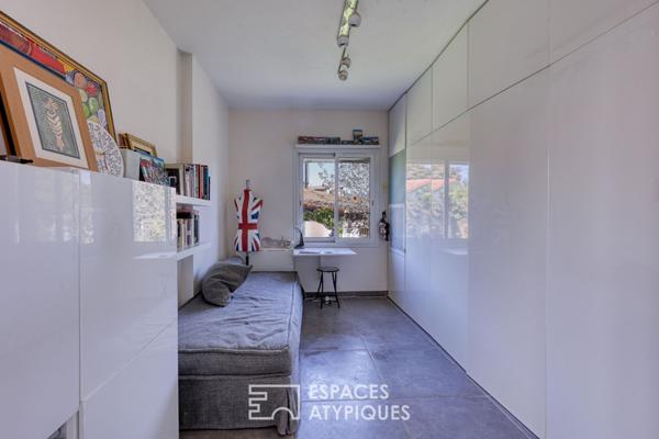 Maison contemporain de plain pied dans une bulle de verdure