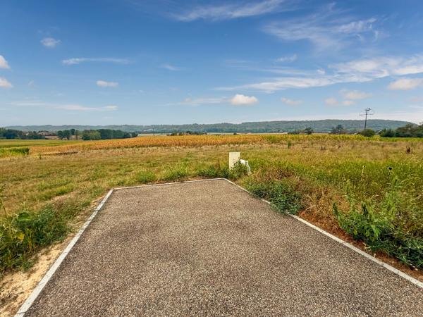 Dpt Gers (32), à vendre BERNEDE terrain constructible de 957 m² viabilisé et borné, au calme