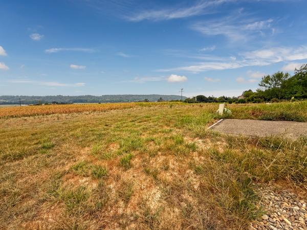 Dpt Gers (32), à vendre BERNEDE terrain constructible de 957 m² viabilisé et borné, au calme