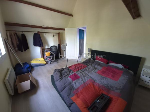En exclusivité: 
À découvrir à 10mn de ANET, proche de Berchères sur Vesgre et à 12 mn de la gare de Houdan, maison d’environ 100 m² habitables implantée sur un beau terrain de 1 120 m² sans vis-à-vis.

Au rez-de-chaussée, elle offre un salon / salle à manger avec cuisine semi-ouverte, une véranda d’environ 10 m², une chambre, une salle d’eau, un espace douche indépendant et un WC séparé.

À l’étage, un grand palier pouvant faire office de bureau dessert deux chambres, une pièce d’eau et des toilettes séparées.

À l’extérieur, vous profiterez d’un grand jardin sans vis-à-vis, offrant de belles possibilités d’aménagement et potentiellement piscinable, sous réserve des autorisations nécessaires.

La propriété dispose également d’un garage de 27 m² et d’un atelier / dépendance de 10 m².

Les + :toiture refaite, triple vitrage, volets roulants, chauffage électrique. Pas de gros travaux à prévoir, principalement une remise au goût du jour.

DPE en cours de réalisation.

Une maison avec un beau potentiel, idéale pour profiter d’espace et de tranquillité tout en la personnalisant à son goût.

Mention IA : certaines photos ont été retouchées à l’aide de l’intelligence artificielle uniquement afin de supprimer les objets personnels et désencombrer les pièces afin de vous aider à vous projeter sans grand travaux mais uniquement une touche de décoration personnelle. La configuration et les caractéristiques du bien restent inchangées.