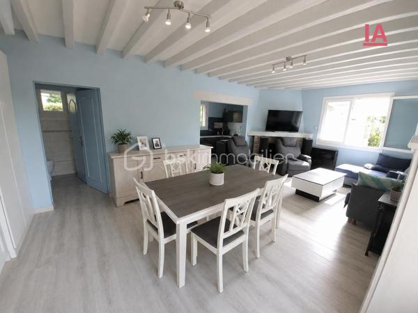 En exclusivité: 
À découvrir à 10mn de ANET, proche de Berchères sur Vesgre et à 12 mn de la gare de Houdan, maison d’environ 100 m² habitables implantée sur un beau terrain de 1 120 m² sans vis-à-vis.

Au rez-de-chaussée, elle offre un salon / salle à manger avec cuisine semi-ouverte, une véranda d’environ 10 m², une chambre, une salle d’eau, un espace douche indépendant et un WC séparé.

À l’étage, un grand palier pouvant faire office de bureau dessert deux chambres, une pièce d’eau et des toilettes séparées.

À l’extérieur, vous profiterez d’un grand jardin sans vis-à-vis, offrant de belles possibilités d’aménagement et potentiellement piscinable, sous réserve des autorisations nécessaires.

La propriété dispose également d’un garage de 27 m² et d’un atelier / dépendance de 10 m².

Les + :toiture refaite, triple vitrage, volets roulants, chauffage électrique. Pas de gros travaux à prévoir, principalement une remise au goût du jour.

DPE en cours de réalisation.

Une maison avec un beau potentiel, idéale pour profiter d’espace et de tranquillité tout en la personnalisant à son goût.

Mention IA : certaines photos ont été retouchées à l’aide de l’intelligence artificielle uniquement afin de supprimer les objets personnels et désencombrer les pièces afin de vous aider à vous projeter sans grand travaux mais uniquement une touche de décoration personnelle. La configuration et les caractéristiques du bien restent inchangées.