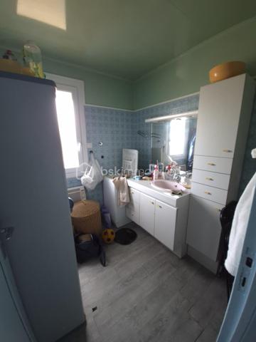 En exclusivité: 
À découvrir à 10mn de ANET, proche de Berchères sur Vesgre et à 12 mn de la gare de Houdan, maison d’environ 100 m² habitables implantée sur un beau terrain de 1 120 m² sans vis-à-vis.

Au rez-de-chaussée, elle offre un salon / salle à manger avec cuisine semi-ouverte, une véranda d’environ 10 m², une chambre, une salle d’eau, un espace douche indépendant et un WC séparé.

À l’étage, un grand palier pouvant faire office de bureau dessert deux chambres, une pièce d’eau et des toilettes séparées.

À l’extérieur, vous profiterez d’un grand jardin sans vis-à-vis, offrant de belles possibilités d’aménagement et potentiellement piscinable, sous réserve des autorisations nécessaires.

La propriété dispose également d’un garage de 27 m² et d’un atelier / dépendance de 10 m².

Les + :toiture refaite, triple vitrage, volets roulants, chauffage électrique. Pas de gros travaux à prévoir, principalement une remise au goût du jour.

DPE en cours de réalisation.

Une maison avec un beau potentiel, idéale pour profiter d’espace et de tranquillité tout en la personnalisant à son goût.

Mention IA : certaines photos ont été retouchées à l’aide de l’intelligence artificielle uniquement afin de supprimer les objets personnels et désencombrer les pièces afin de vous aider à vous projeter sans grand travaux mais uniquement une touche de décoration personnelle. La configuration et les caractéristiques du bien restent inchangées.