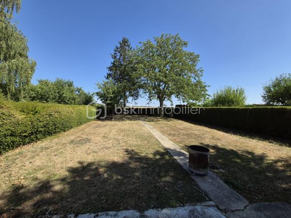 En exclusivité: 
À découvrir à 10mn de ANET, proche de Berchères sur Vesgre et à 12 mn de la gare de Houdan, maison d’environ 100 m² habitables implantée sur un beau terrain de 1 120 m² sans vis-à-vis.

Au rez-de-chaussée, elle offre un salon / salle à manger avec cuisine semi-ouverte, une véranda d’environ 10 m², une chambre, une salle d’eau, un espace douche indépendant et un WC séparé.

À l’étage, un grand palier pouvant faire office de bureau dessert deux chambres, une pièce d’eau et des toilettes séparées.

À l’extérieur, vous profiterez d’un grand jardin sans vis-à-vis, offrant de belles possibilités d’aménagement et potentiellement piscinable, sous réserve des autorisations nécessaires.

La propriété dispose également d’un garage de 27 m² et d’un atelier / dépendance de 10 m².

Les + :toiture refaite, triple vitrage, volets roulants, chauffage électrique. Pas de gros travaux à prévoir, principalement une remise au goût du jour.

DPE en cours de réalisation.

Une maison avec un beau potentiel, idéale pour profiter d’espace et de tranquillité tout en la personnalisant à son goût.

Mention IA : certaines photos ont été retouchées à l’aide de l’intelligence artificielle uniquement afin de supprimer les objets personnels et désencombrer les pièces afin de vous aider à vous projeter sans grand travaux mais uniquement une touche de décoration personnelle. La configuration et les caractéristiques du bien restent inchangées.