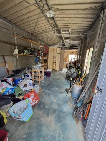 En exclusivité: 
À découvrir à 10mn de ANET, proche de Berchères sur Vesgre et à 12 mn de la gare de Houdan, maison d’environ 100 m² habitables implantée sur un beau terrain de 1 120 m² sans vis-à-vis.

Au rez-de-chaussée, elle offre un salon / salle à manger avec cuisine semi-ouverte, une véranda d’environ 10 m², une chambre, une salle d’eau, un espace douche indépendant et un WC séparé.

À l’étage, un grand palier pouvant faire office de bureau dessert deux chambres, une pièce d’eau et des toilettes séparées.

À l’extérieur, vous profiterez d’un grand jardin sans vis-à-vis, offrant de belles possibilités d’aménagement et potentiellement piscinable, sous réserve des autorisations nécessaires.

La propriété dispose également d’un garage de 27 m² et d’un atelier / dépendance de 10 m².

Les + :toiture refaite, triple vitrage, volets roulants, chauffage électrique. Pas de gros travaux à prévoir, principalement une remise au goût du jour.

DPE en cours de réalisation.

Une maison avec un beau potentiel, idéale pour profiter d’espace et de tranquillité tout en la personnalisant à son goût.

Mention IA : certaines photos ont été retouchées à l’aide de l’intelligence artificielle uniquement afin de supprimer les objets personnels et désencombrer les pièces afin de vous aider à vous projeter sans grand travaux mais uniquement une touche de décoration personnelle. La configuration et les caractéristiques du bien restent inchangées.