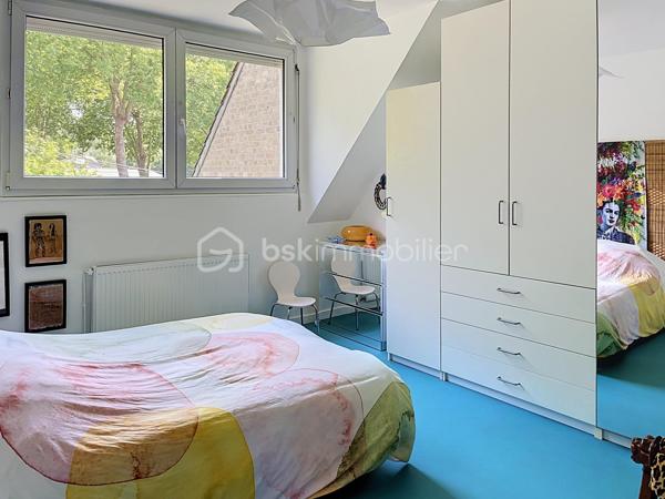 Niché dans un hameau paisible à Croix, à quelques minutes de Lille, cette demeure  vous invite au calme et à la sérénité. Avec ses cinq chambres dont une somptueuse suite parentale, elle offre un vaste séjour baigné de lumière, agrémenté d’une cheminée chaleureuse. Les doubles vitrages garantissent une clarté exceptionnelle, tandis qu’un sous-sol complet offre de multiples possibilités. Un garage pour deux voitures, un jardin privatif et la proximité immédiate de l’arrêt de métro Planche-Epinoy font de cette maison un écrin de raffinement, au cœur d’un cadre d’exception.