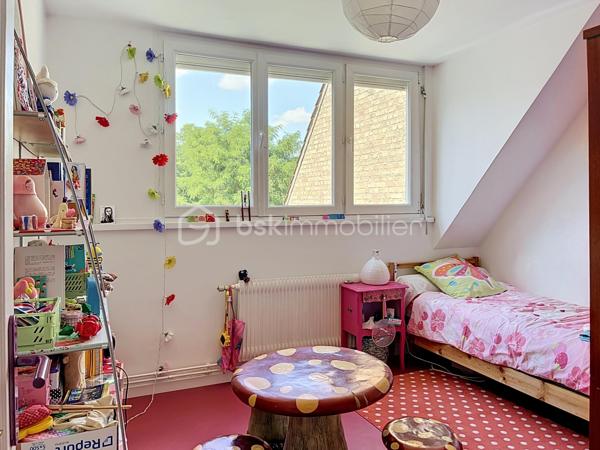 Niché dans un hameau paisible à Croix, à quelques minutes de Lille, cette demeure  vous invite au calme et à la sérénité. Avec ses cinq chambres dont une somptueuse suite parentale, elle offre un vaste séjour baigné de lumière, agrémenté d’une cheminée chaleureuse. Les doubles vitrages garantissent une clarté exceptionnelle, tandis qu’un sous-sol complet offre de multiples possibilités. Un garage pour deux voitures, un jardin privatif et la proximité immédiate de l’arrêt de métro Planche-Epinoy font de cette maison un écrin de raffinement, au cœur d’un cadre d’exception.