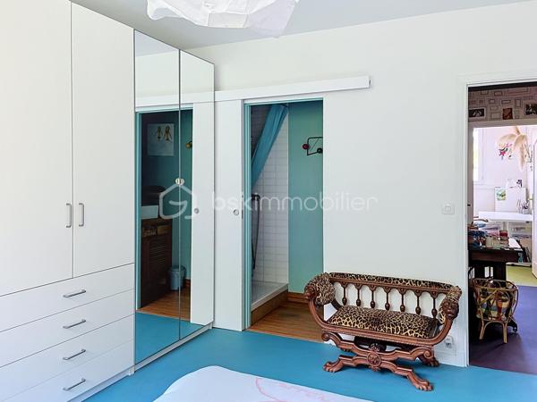 Niché dans un hameau paisible à Croix, à quelques minutes de Lille, cette demeure  vous invite au calme et à la sérénité. Avec ses cinq chambres dont une somptueuse suite parentale, elle offre un vaste séjour baigné de lumière, agrémenté d’une cheminée chaleureuse. Les doubles vitrages garantissent une clarté exceptionnelle, tandis qu’un sous-sol complet offre de multiples possibilités. Un garage pour deux voitures, un jardin privatif et la proximité immédiate de l’arrêt de métro Planche-Epinoy font de cette maison un écrin de raffinement, au cœur d’un cadre d’exception.