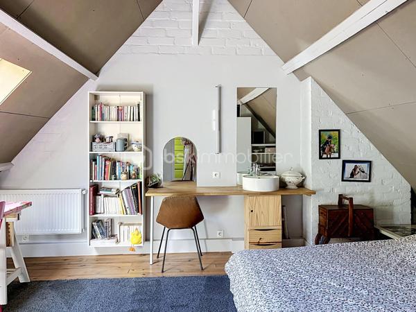 Niché dans un hameau paisible à Croix, à quelques minutes de Lille, cette demeure  vous invite au calme et à la sérénité. Avec ses cinq chambres dont une somptueuse suite parentale, elle offre un vaste séjour baigné de lumière, agrémenté d’une cheminée chaleureuse. Les doubles vitrages garantissent une clarté exceptionnelle, tandis qu’un sous-sol complet offre de multiples possibilités. Un garage pour deux voitures, un jardin privatif et la proximité immédiate de l’arrêt de métro Planche-Epinoy font de cette maison un écrin de raffinement, au cœur d’un cadre d’exception.