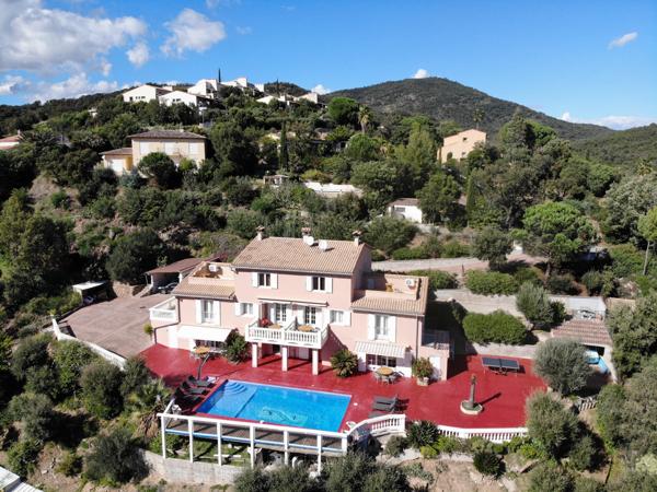 Aux Issambres, villa 400 m² à fort potentiel