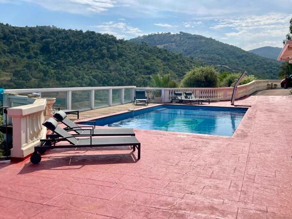 Aux Issambres, villa 400 m² à fort potentiel