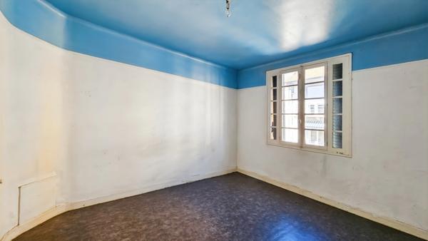 Immeuble à rénover avec local commercial + 2 T5 à vendre TARBES (65)