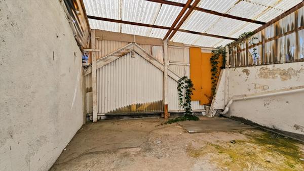 Immeuble à rénover avec local commercial + 2 T5 à vendre TARBES (65)