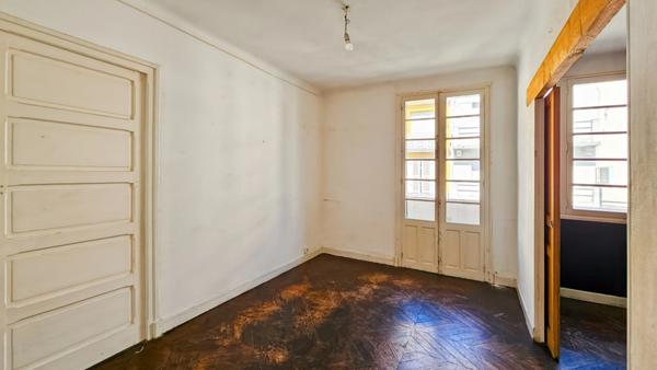 Immeuble à rénover avec local commercial + 2 T5 à vendre TARBES (65)