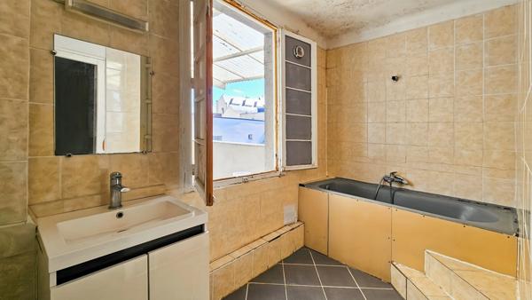 Immeuble à rénover avec local commercial + 2 T5 à vendre TARBES (65)