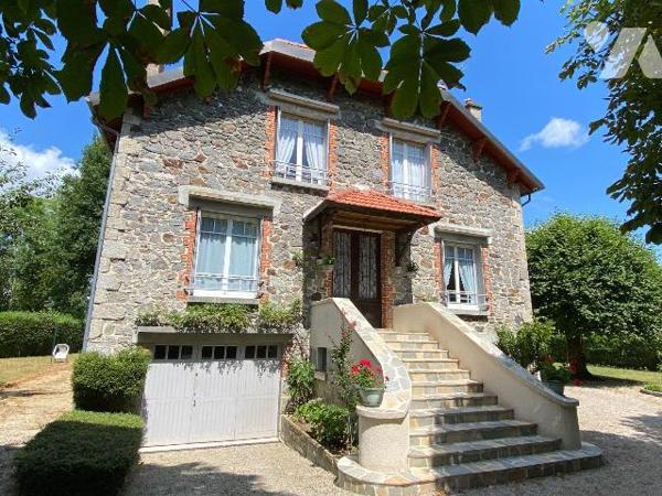 SAINT-PAUL-DES-LANDES, sur 2095 m² de terrain, maison comprenant au rez-de-chaussée : garage, c...