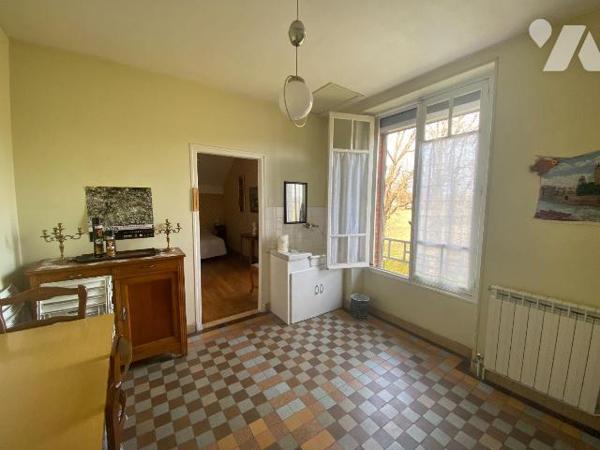 SAINT-PAUL-DES-LANDES, sur 2095 m² de terrain, maison comprenant au rez-de-chaussée : garage, c...