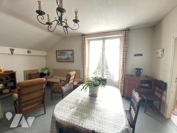 SAINT-PAUL-DES-LANDES, sur 2095 m² de terrain, maison comprenant au rez-de-chaussée : garage, c...