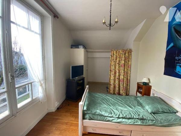 SAINT-PAUL-DES-LANDES, sur 2095 m² de terrain, maison comprenant au rez-de-chaussée : garage, c...