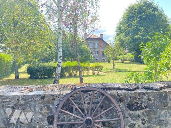 SAINT-PAUL-DES-LANDES, sur 2095 m² de terrain, maison comprenant au rez-de-chaussée : garage, c...