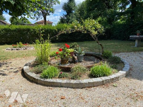 SAINT-PAUL-DES-LANDES, sur 2095 m² de terrain, maison comprenant au rez-de-chaussée : garage, c...