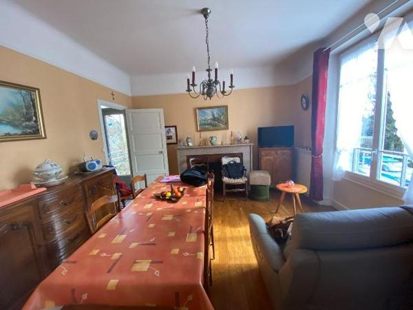 SAINT-PAUL-DES-LANDES, sur 2095 m² de terrain, maison comprenant au rez-de-chaussée : garage, c...