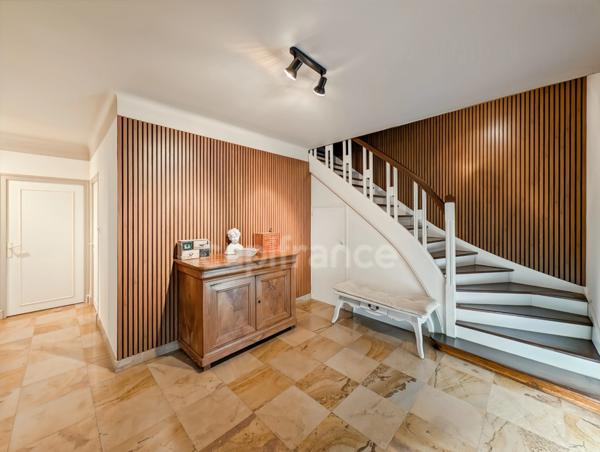 A vendre à Saint-Marcel (71) Villa de 189 m² 7 pièces 5 chambres et terrain à bâtir !