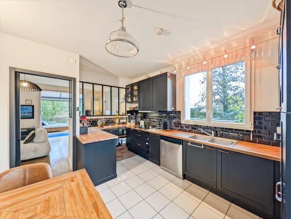 A vendre à Saint-Marcel (71) Villa de 189 m² 7 pièces 5 chambres et terrain à bâtir !