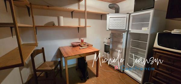 À VENDRE – Une bâtisse pleine d’âme et de possibilités (38)