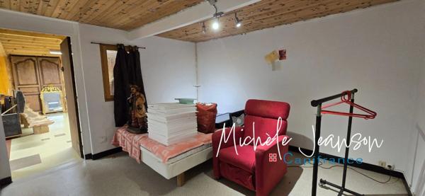 À VENDRE – Une bâtisse pleine d’âme et de possibilités (38)