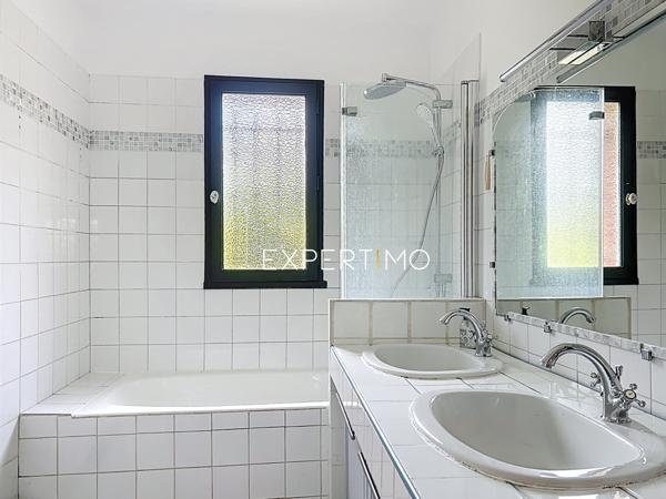 Montgiscard (31450) Montgiscard, maison de 161m2 env., 6 pièces, garage attenant sise sur une parcelle de 1046m2.