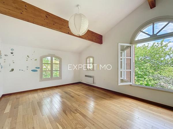 Montgiscard (31450) Montgiscard, maison de 161m2 env., 6 pièces, garage attenant sise sur une parcelle de 1046m2.