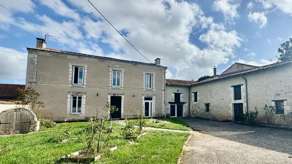MAISON DE CHARME 4 CHAMBRES NEUVILLE DE POITOU
