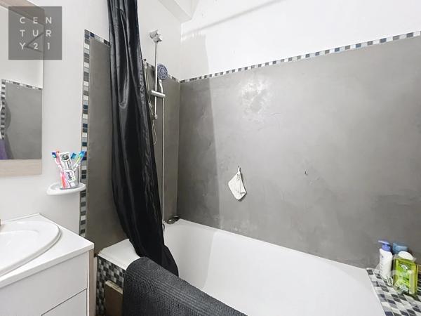 Appartement à vendre  3 pièces - 56,08 m 2   TROYES  - 10