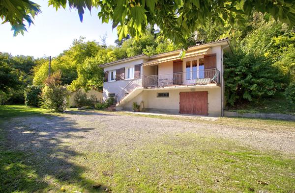 SAINT-HILAIRE DE LUSIGNAN : Maison avec 3 chambres, sous-sol de 90m², maison annexe de 50m² et terrain de 10.500m²