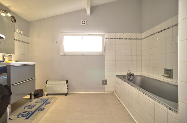 SAINT-HILAIRE DE LUSIGNAN : Maison avec 3 chambres, sous-sol de 90m², maison annexe de 50m² et terrain de 10.500m²