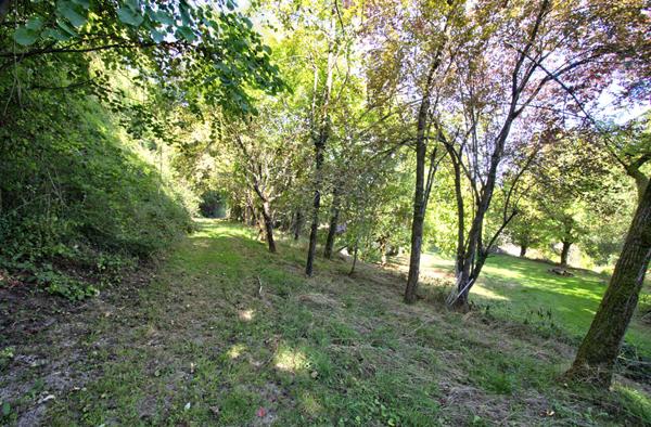 SAINT-HILAIRE DE LUSIGNAN : Maison avec 3 chambres, sous-sol de 90m², maison annexe de 50m² et terrain de 10.500m²