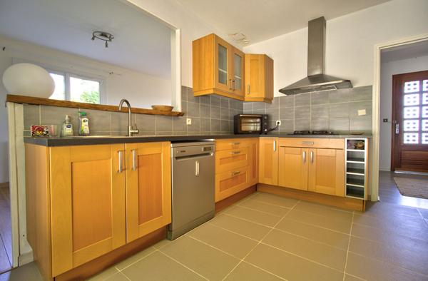 SAINT-HILAIRE DE LUSIGNAN : Maison avec 3 chambres, sous-sol de 90m², maison annexe de 50m² et terrain de 10.500m²