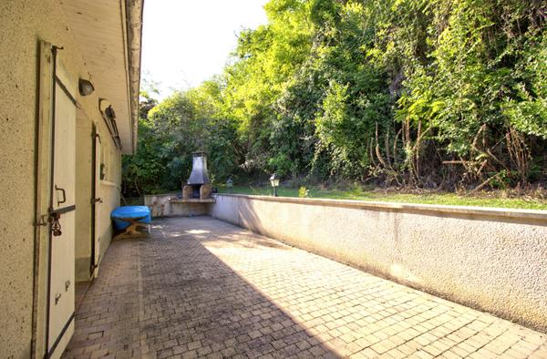 SAINT-HILAIRE DE LUSIGNAN : Maison avec 3 chambres, sous-sol de 90m², maison annexe de 50m² et terrain de 10.500m²