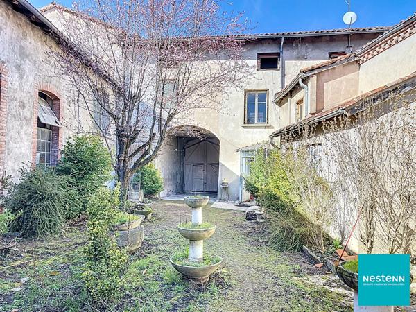 Maison de village de 164,3 m2 habitables sur son terrain de 573 m2 avec cour intérieure et plus de 150 m2 de dépendances