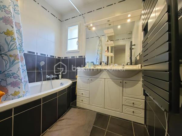 Venez découvrir, dans le charmant hameau de Malassis à Forges-les-Bains, ce pavillon de type F6 d’environ 119 m² habitables (96 m² Carrez), situé au calme dans une rue peu passante.
Dès l’entrée, vous serez séduit par une belle pièce de vie d’environ 37 m², particulièrement lumineuse grâce à ses grandes baies vitrées et à son exposition Ouest / Sud / Est. La cuisine ouverte de 9 m², parfaitement intégrée au séjour, offre un espace de vie convivial et spacieux. Ce niveau comprend également un WC indépendant avec lave-mains et un placard dans l'entrée.
La pièce de vie donne accès à une agréable terrasse ainsi qu’à un balcon, idéals pour profiter pleinement des beaux jours et de l’ensoleillement.
À l’étage, vous découvrirez trois chambres, dont une suite parentale, ainsi qu’une salle de bains et un WC indépendant avec lave-mains. Chaque chambre dispose de rangements intégrés.
Les combles aménagés offrent un espace supplémentaire particulièrement intéressant, avec une quatrième chambre ainsi qu’un palier pouvant être aménagé en bureau, idéal pour le télétravail ou un espace de travail au calme.
Pour compléter ce bien, les bricoleurs apprécieront un grand garage d’environ 63 m², comprenant notamment une partie buanderie et équipé d’une porte sectionnelle électrique.
Les atouts :
- Pavillon F6 d’environ 119 m²
- 4 chambres
- Pièce de vie lumineuse de 37 m²
- Cuisine ouverte de 9 m²
- Exposition Ouest / Sud / Est
- Chauffage au sol.
- Etanchéité balcon et murs extérieurs effectuée
- Nettoyage façade fait
- Terrasse et balcon
- Combles aménagés
- Espace bureau / télétravail
- Garage de 63m2 avec buanderie
- Porte sectionnelle électrique
- Environnement calme
- Ramassage scolaire à 1mn à pied (maternelle et primaire sur Forges, Lycée et collèges sur Limours)
Un bien familial offrant de beaux volumes, de nombreux rangements et un important espace de garage, dans un environnement résidentiel recherché.
***** VISITE POSSIBLE 7j/7 sur Rdv jusqu'à 21h30 *****
Je réponds aux sms, appels et mails même tard le soir.