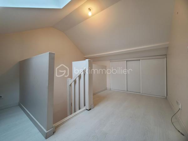 Venez découvrir, dans le charmant hameau de Malassis à Forges-les-Bains, ce pavillon de type F6 d’environ 119 m² habitables (96 m² Carrez), situé au calme dans une rue peu passante.
Dès l’entrée, vous serez séduit par une belle pièce de vie d’environ 37 m², particulièrement lumineuse grâce à ses grandes baies vitrées et à son exposition Ouest / Sud / Est. La cuisine ouverte de 9 m², parfaitement intégrée au séjour, offre un espace de vie convivial et spacieux. Ce niveau comprend également un WC indépendant avec lave-mains et un placard dans l'entrée.
La pièce de vie donne accès à une agréable terrasse ainsi qu’à un balcon, idéals pour profiter pleinement des beaux jours et de l’ensoleillement.
À l’étage, vous découvrirez trois chambres, dont une suite parentale, ainsi qu’une salle de bains et un WC indépendant avec lave-mains. Chaque chambre dispose de rangements intégrés.
Les combles aménagés offrent un espace supplémentaire particulièrement intéressant, avec une quatrième chambre ainsi qu’un palier pouvant être aménagé en bureau, idéal pour le télétravail ou un espace de travail au calme.
Pour compléter ce bien, les bricoleurs apprécieront un grand garage d’environ 63 m², comprenant notamment une partie buanderie et équipé d’une porte sectionnelle électrique.
Les atouts :
- Pavillon F6 d’environ 119 m²
- 4 chambres
- Pièce de vie lumineuse de 37 m²
- Cuisine ouverte de 9 m²
- Exposition Ouest / Sud / Est
- Chauffage au sol.
- Etanchéité balcon et murs extérieurs effectuée
- Nettoyage façade fait
- Terrasse et balcon
- Combles aménagés
- Espace bureau / télétravail
- Garage de 63m2 avec buanderie
- Porte sectionnelle électrique
- Environnement calme
- Ramassage scolaire à 1mn à pied (maternelle et primaire sur Forges, Lycée et collèges sur Limours)
Un bien familial offrant de beaux volumes, de nombreux rangements et un important espace de garage, dans un environnement résidentiel recherché.
***** VISITE POSSIBLE 7j/7 sur Rdv jusqu'à 21h30 *****
Je réponds aux sms, appels et mails même tard le soir.