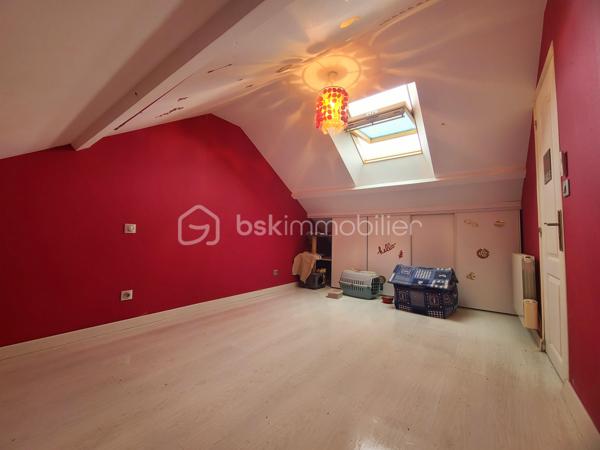 Venez découvrir, dans le charmant hameau de Malassis à Forges-les-Bains, ce pavillon de type F6 d’environ 119 m² habitables (96 m² Carrez), situé au calme dans une rue peu passante.
Dès l’entrée, vous serez séduit par une belle pièce de vie d’environ 37 m², particulièrement lumineuse grâce à ses grandes baies vitrées et à son exposition Ouest / Sud / Est. La cuisine ouverte de 9 m², parfaitement intégrée au séjour, offre un espace de vie convivial et spacieux. Ce niveau comprend également un WC indépendant avec lave-mains et un placard dans l'entrée.
La pièce de vie donne accès à une agréable terrasse ainsi qu’à un balcon, idéals pour profiter pleinement des beaux jours et de l’ensoleillement.
À l’étage, vous découvrirez trois chambres, dont une suite parentale, ainsi qu’une salle de bains et un WC indépendant avec lave-mains. Chaque chambre dispose de rangements intégrés.
Les combles aménagés offrent un espace supplémentaire particulièrement intéressant, avec une quatrième chambre ainsi qu’un palier pouvant être aménagé en bureau, idéal pour le télétravail ou un espace de travail au calme.
Pour compléter ce bien, les bricoleurs apprécieront un grand garage d’environ 63 m², comprenant notamment une partie buanderie et équipé d’une porte sectionnelle électrique.
Les atouts :
- Pavillon F6 d’environ 119 m²
- 4 chambres
- Pièce de vie lumineuse de 37 m²
- Cuisine ouverte de 9 m²
- Exposition Ouest / Sud / Est
- Chauffage au sol.
- Etanchéité balcon et murs extérieurs effectuée
- Nettoyage façade fait
- Terrasse et balcon
- Combles aménagés
- Espace bureau / télétravail
- Garage de 63m2 avec buanderie
- Porte sectionnelle électrique
- Environnement calme
- Ramassage scolaire à 1mn à pied (maternelle et primaire sur Forges, Lycée et collèges sur Limours)
Un bien familial offrant de beaux volumes, de nombreux rangements et un important espace de garage, dans un environnement résidentiel recherché.
***** VISITE POSSIBLE 7j/7 sur Rdv jusqu'à 21h30 *****
Je réponds aux sms, appels et mails même tard le soir.