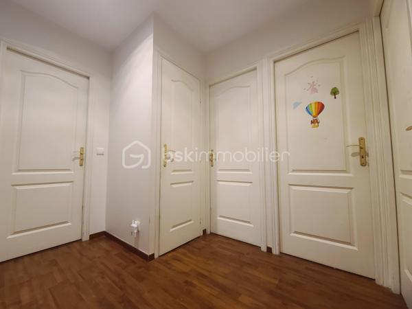 Venez découvrir, dans le charmant hameau de Malassis à Forges-les-Bains, ce pavillon de type F6 d’environ 119 m² habitables (96 m² Carrez), situé au calme dans une rue peu passante.
Dès l’entrée, vous serez séduit par une belle pièce de vie d’environ 37 m², particulièrement lumineuse grâce à ses grandes baies vitrées et à son exposition Ouest / Sud / Est. La cuisine ouverte de 9 m², parfaitement intégrée au séjour, offre un espace de vie convivial et spacieux. Ce niveau comprend également un WC indépendant avec lave-mains et un placard dans l'entrée.
La pièce de vie donne accès à une agréable terrasse ainsi qu’à un balcon, idéals pour profiter pleinement des beaux jours et de l’ensoleillement.
À l’étage, vous découvrirez trois chambres, dont une suite parentale, ainsi qu’une salle de bains et un WC indépendant avec lave-mains. Chaque chambre dispose de rangements intégrés.
Les combles aménagés offrent un espace supplémentaire particulièrement intéressant, avec une quatrième chambre ainsi qu’un palier pouvant être aménagé en bureau, idéal pour le télétravail ou un espace de travail au calme.
Pour compléter ce bien, les bricoleurs apprécieront un grand garage d’environ 63 m², comprenant notamment une partie buanderie et équipé d’une porte sectionnelle électrique.
Les atouts :
- Pavillon F6 d’environ 119 m²
- 4 chambres
- Pièce de vie lumineuse de 37 m²
- Cuisine ouverte de 9 m²
- Exposition Ouest / Sud / Est
- Chauffage au sol.
- Etanchéité balcon et murs extérieurs effectuée
- Nettoyage façade fait
- Terrasse et balcon
- Combles aménagés
- Espace bureau / télétravail
- Garage de 63m2 avec buanderie
- Porte sectionnelle électrique
- Environnement calme
- Ramassage scolaire à 1mn à pied (maternelle et primaire sur Forges, Lycée et collèges sur Limours)
Un bien familial offrant de beaux volumes, de nombreux rangements et un important espace de garage, dans un environnement résidentiel recherché.
***** VISITE POSSIBLE 7j/7 sur Rdv jusqu'à 21h30 *****
Je réponds aux sms, appels et mails même tard le soir.