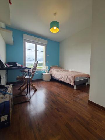 Venez découvrir, dans le charmant hameau de Malassis à Forges-les-Bains, ce pavillon de type F6 d’environ 119 m² habitables (96 m² Carrez), situé au calme dans une rue peu passante.
Dès l’entrée, vous serez séduit par une belle pièce de vie d’environ 37 m², particulièrement lumineuse grâce à ses grandes baies vitrées et à son exposition Ouest / Sud / Est. La cuisine ouverte de 9 m², parfaitement intégrée au séjour, offre un espace de vie convivial et spacieux. Ce niveau comprend également un WC indépendant avec lave-mains et un placard dans l'entrée.
La pièce de vie donne accès à une agréable terrasse ainsi qu’à un balcon, idéals pour profiter pleinement des beaux jours et de l’ensoleillement.
À l’étage, vous découvrirez trois chambres, dont une suite parentale, ainsi qu’une salle de bains et un WC indépendant avec lave-mains. Chaque chambre dispose de rangements intégrés.
Les combles aménagés offrent un espace supplémentaire particulièrement intéressant, avec une quatrième chambre ainsi qu’un palier pouvant être aménagé en bureau, idéal pour le télétravail ou un espace de travail au calme.
Pour compléter ce bien, les bricoleurs apprécieront un grand garage d’environ 63 m², comprenant notamment une partie buanderie et équipé d’une porte sectionnelle électrique.
Les atouts :
- Pavillon F6 d’environ 119 m²
- 4 chambres
- Pièce de vie lumineuse de 37 m²
- Cuisine ouverte de 9 m²
- Exposition Ouest / Sud / Est
- Chauffage au sol.
- Etanchéité balcon et murs extérieurs effectuée
- Nettoyage façade fait
- Terrasse et balcon
- Combles aménagés
- Espace bureau / télétravail
- Garage de 63m2 avec buanderie
- Porte sectionnelle électrique
- Environnement calme
- Ramassage scolaire à 1mn à pied (maternelle et primaire sur Forges, Lycée et collèges sur Limours)
Un bien familial offrant de beaux volumes, de nombreux rangements et un important espace de garage, dans un environnement résidentiel recherché.
***** VISITE POSSIBLE 7j/7 sur Rdv jusqu'à 21h30 *****
Je réponds aux sms, appels et mails même tard le soir.